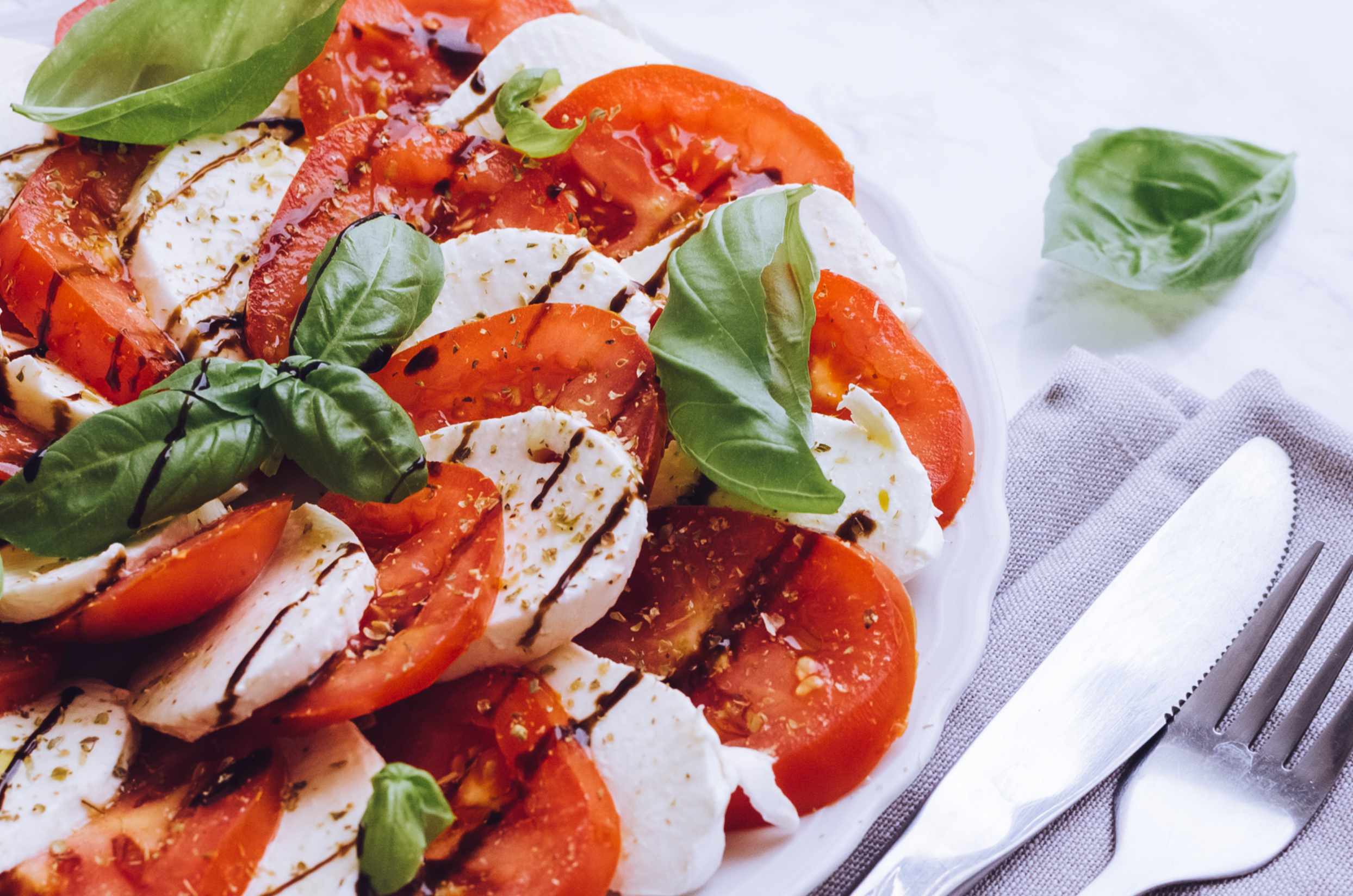 Read more about the article Fresh Tomato Basil Salad