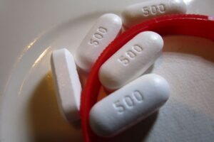 Image of 500mg white tablets that look like Tylenol or generic acetaminophen