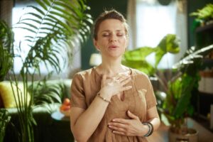 When Panic Attacks Feel Like a Heart Attack + 6 Things That May Help 2 Woman having panic attack and breathing through it