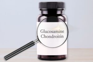 Suzy Cohen 69 Bottle of glucosamine and chondroiton with magnifying glass over the label