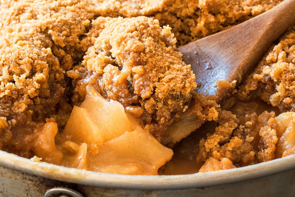 Read more about the article Warm Cinnamon Apple Crisp with Maple-Walnut Oat Topping